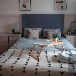  Apartment Spacious 1-bedroom With Free Private Parking
